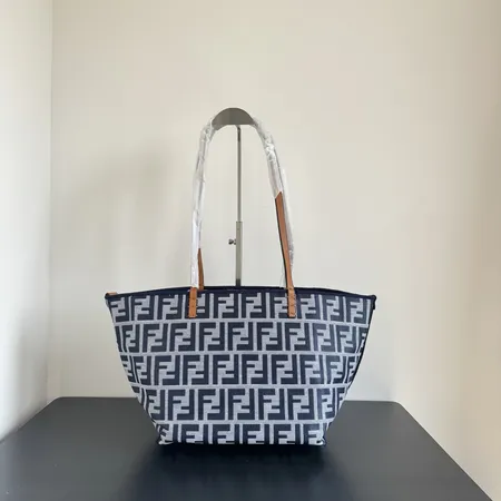 フェンディ ハンドバッグ