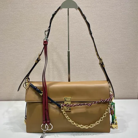 プラダ ショルダーバッグ