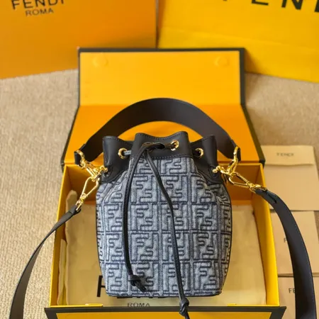 フェンディ ショルダーバッグ