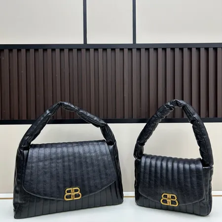 バレンシアガ ショルダーバッグ