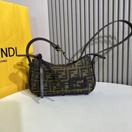 フェンディ ショルダーバッグ