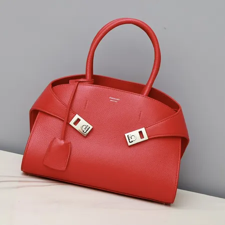 フェラガモ ハンドバッグ