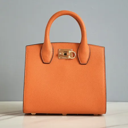 フェラガモ ハンドバッグ