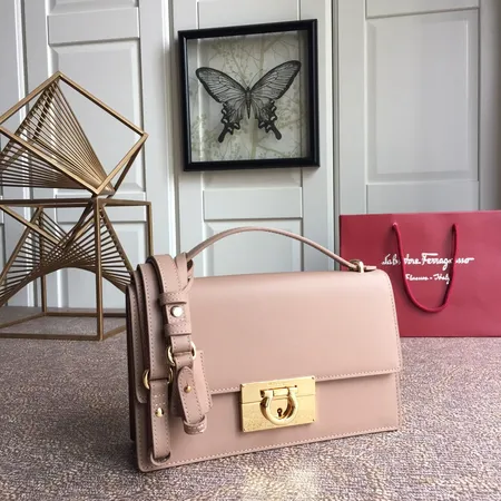 フェラガモ ハンドバッグ