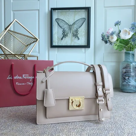 フェラガモ ハンドバッグ