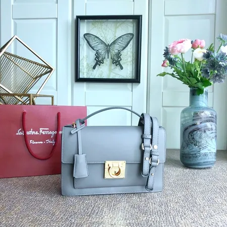 フェラガモ ハンドバッグ