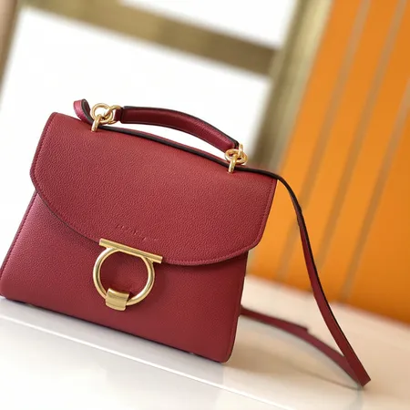 フェラガモ ハンドバッグ