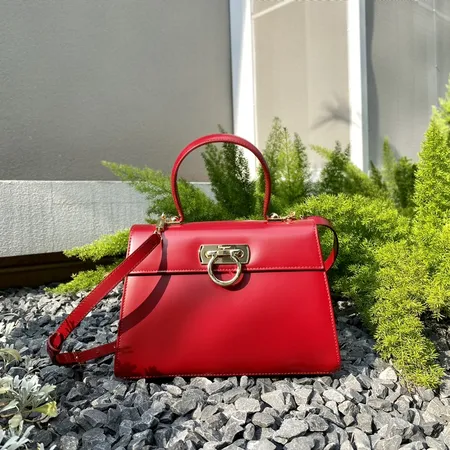 フェラガモ ハンドバッグ