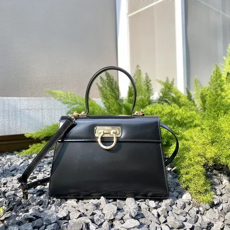 フェラガモ ハンドバッグ