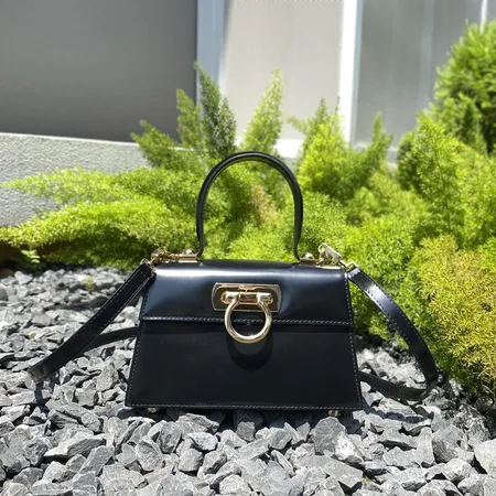 フェラガモ ハンドバッグ