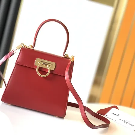 フェラガモ ハンドバッグ