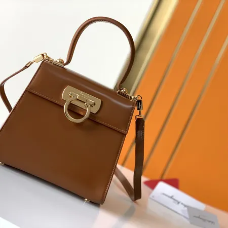 フェラガモ ハンドバッグ