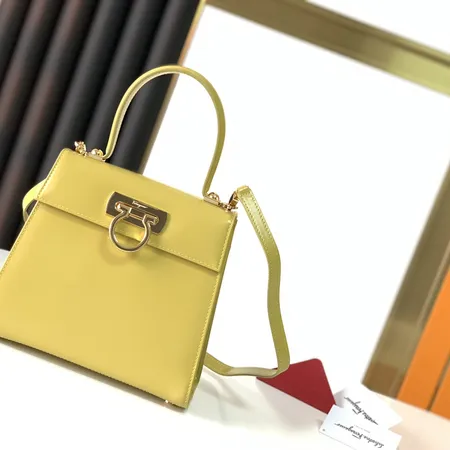 フェラガモ ハンドバッグ