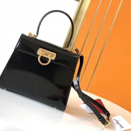 フェラガモ ハンドバッグ