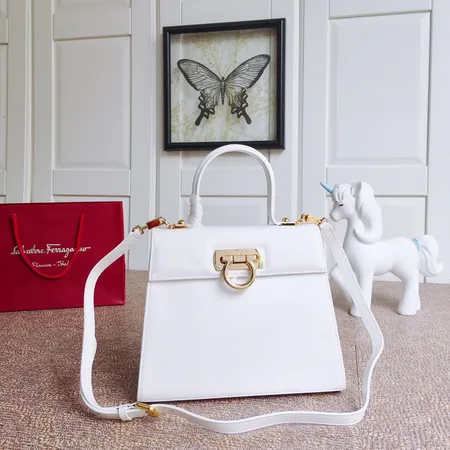 フェラガモ ハンドバッグ