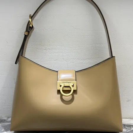 フェラガモ ハンドバッグ