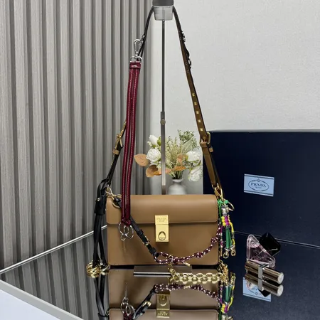 プラダ ショルダーバッグ