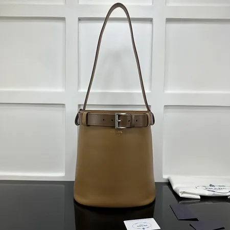 プラダ ハンドバッグ