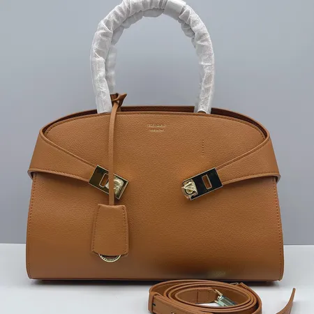 フェラガモ ハンドバッグ