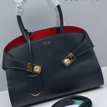 フェラガモ ハンドバッグ