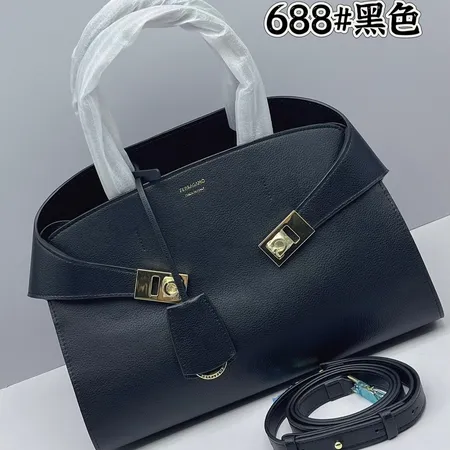 フェラガモ ハンドバッグ