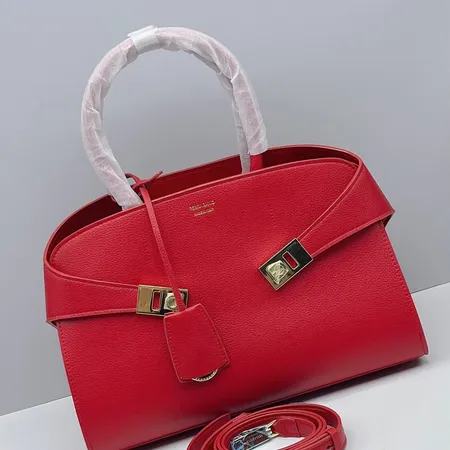 フェラガモ ハンドバッグ