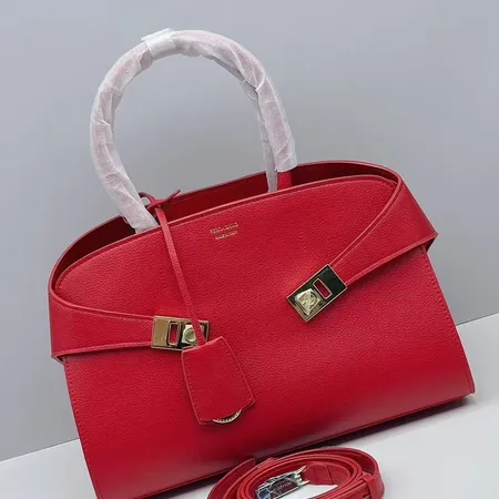 フェラガモ ハンドバッグ