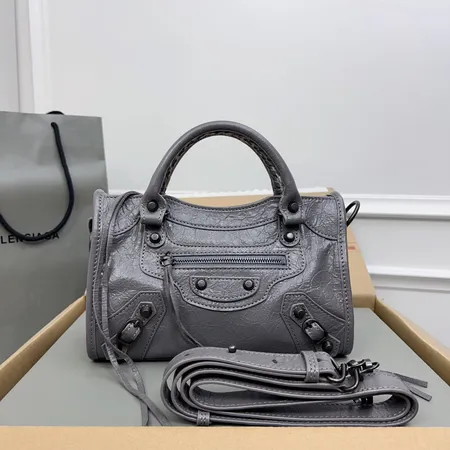 バレンシアガ ショルダーバッグ