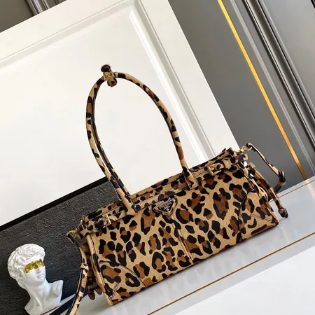 プラダ ハンドバッグ