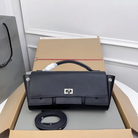 バレンシアガ ショルダーバッグ