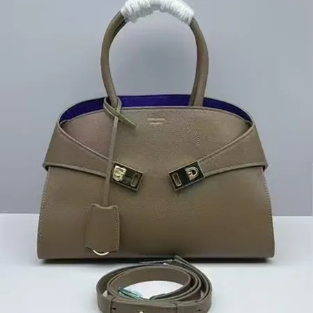 フェラガモ ハンドバッグ