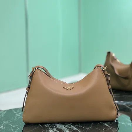 プラダ ハンドバッグ