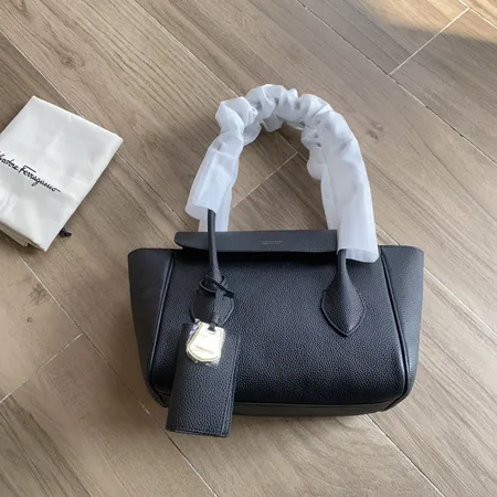 フェラガモ ハンドバッグ