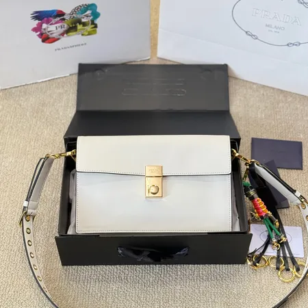 プラダ ショルダーバッグ