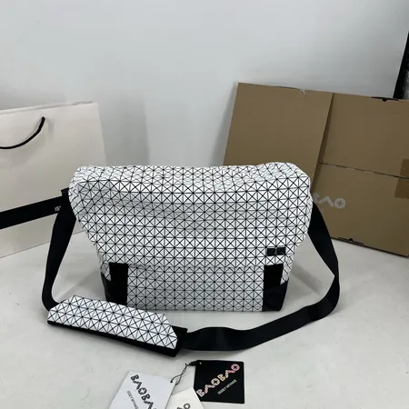 イッセイ ミヤケ ショルダーバッグ