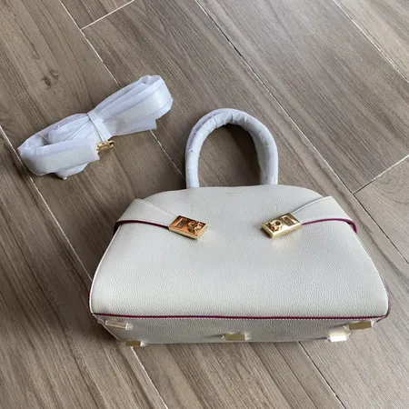 フェラガモ ハンドバッグ