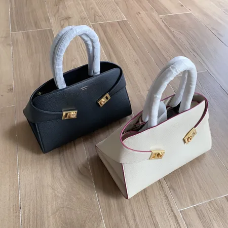 フェラガモ ハンドバッグ