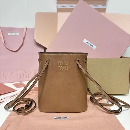 フェラガモ ショルダーバッグ