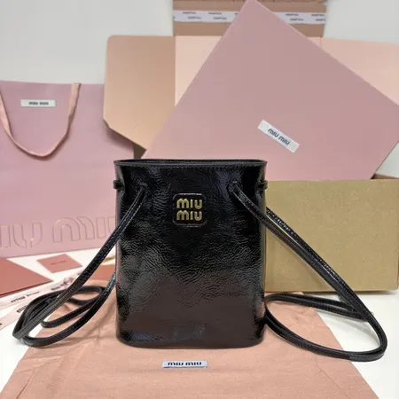 フェラガモ ショルダーバッグ