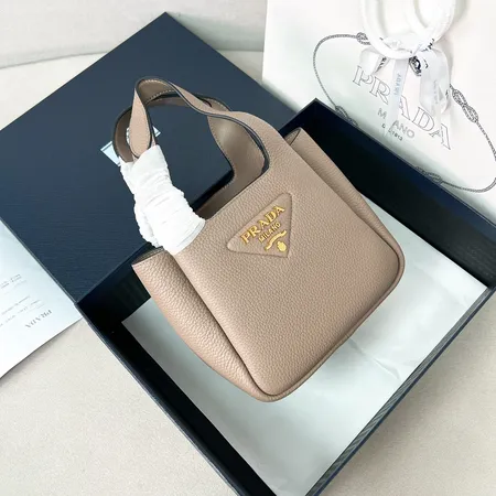 プラダ ハンドバッグ