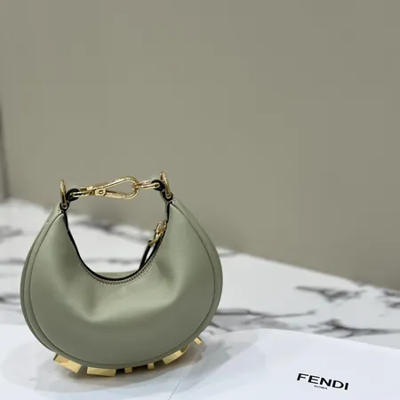 フェンディ ショルダーバッグ