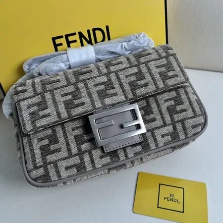 フェンディ ショルダーバッグ