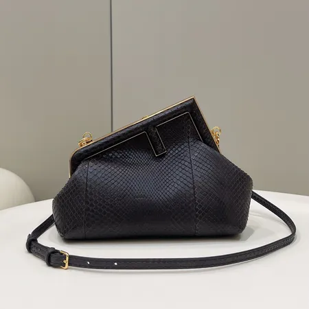 フェンディ ショルダーバッグ