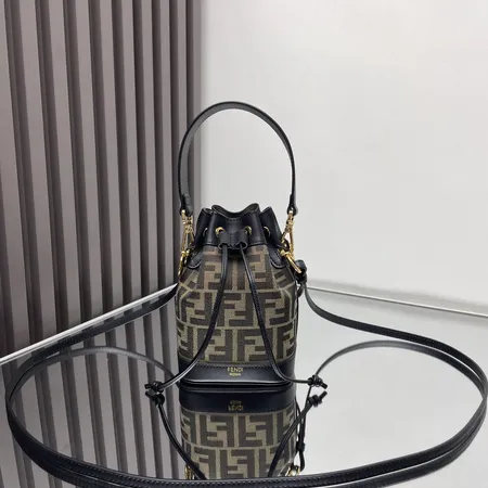 フェンディ ショルダーバッグ