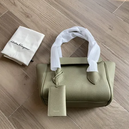 フェラガモ ハンドバッグ