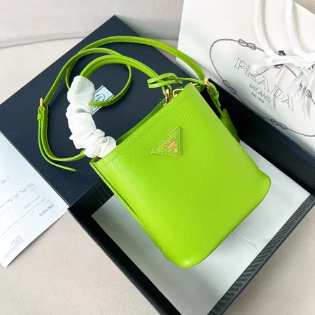 プラダ ハンドバッグ