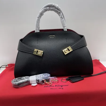 フェラガモ ハンドバッグ