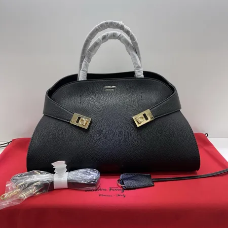 フェラガモ ハンドバッグ