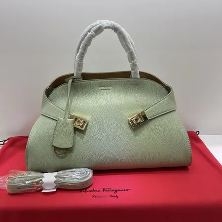 フェラガモ ハンドバッグ