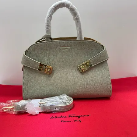 フェラガモ ハンドバッグ